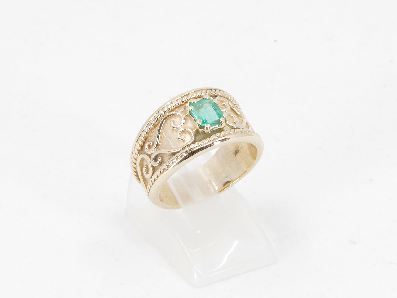 Estate 14K Yellow Gold Emerald Ring Side