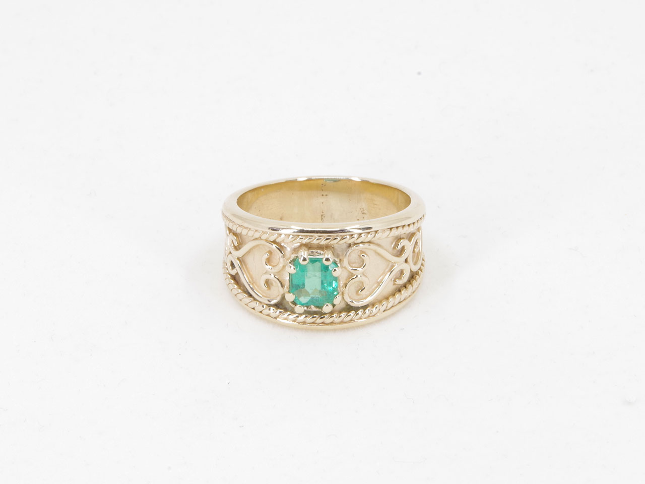 Estate 14K Yellow Gold Emerald Ring Flat
