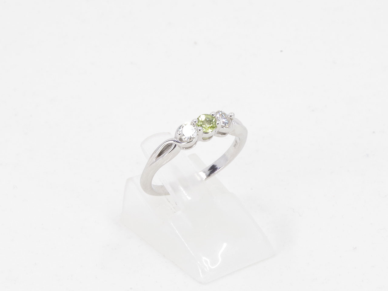 14K White Gold Peridot & Diamond 3-Stone Ring Side